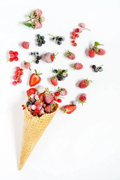 Замороженные ягоды в рожке мороженого — стоковое фото