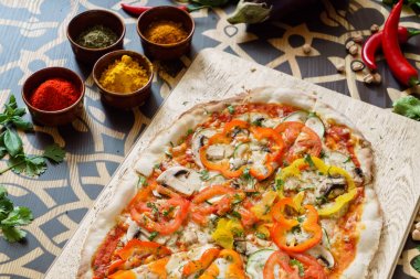 Pizza biber ve mantar ile 