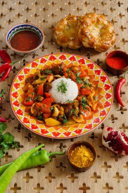 parlak plaka üzerinde Asya gıda    