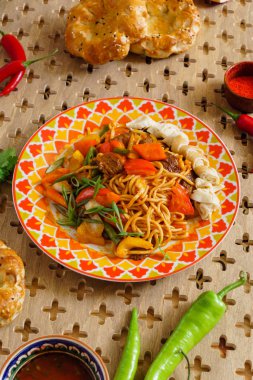 parlak plaka üzerinde Asya gıda    