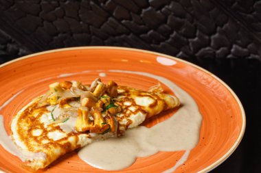 Fried kırmadan mantar plaka üzerinde 