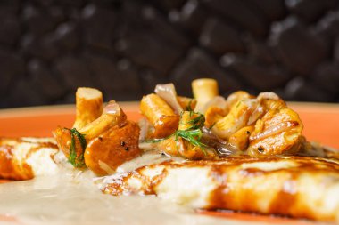 Fried kırmadan mantar plaka üzerinde 