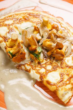 Fried kırmadan mantar plaka üzerinde 