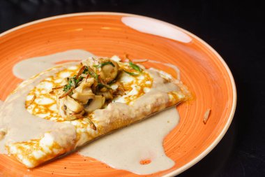 Fried kırmadan mantar plaka üzerinde