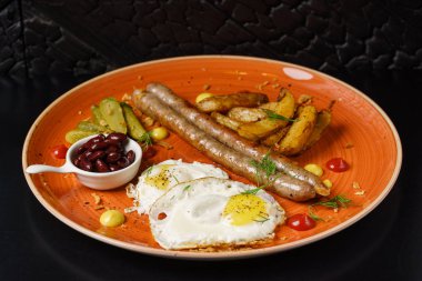 Kahvaltı yemek plaka üzerinde 