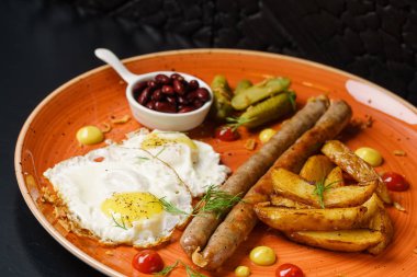 Kahvaltı yemek plaka üzerinde 