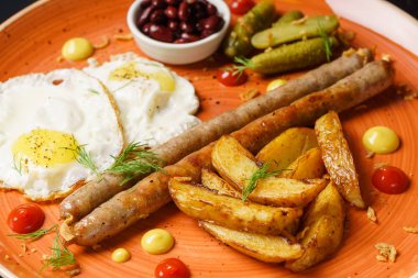 Kahvaltı yemek plaka üzerinde 