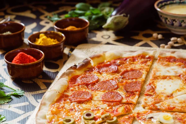 Pizza com salame e cogumelos — Fotografia de Stock