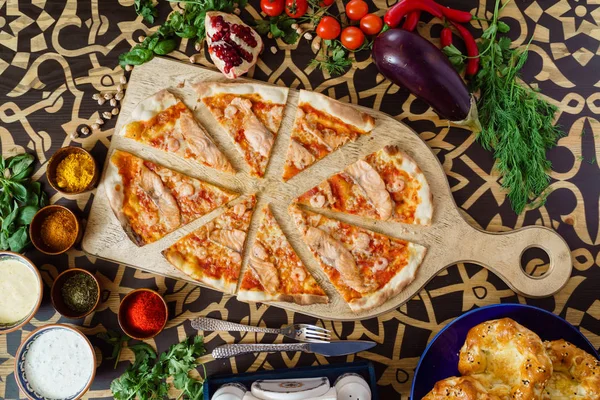ahşap tahta üzerinde pizza