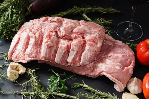 허브와 함께 신선한 고기 갈비 — 스톡 사진