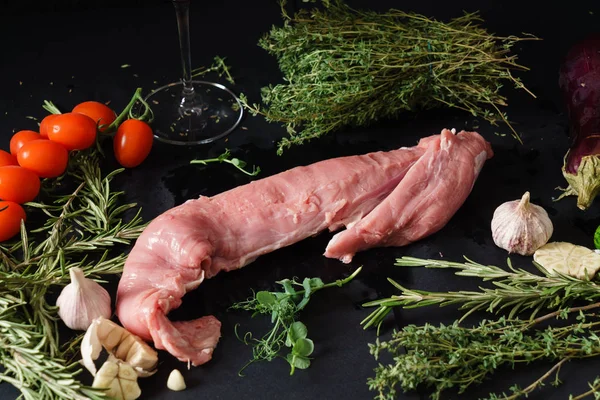 Färskt kött med örter — Stockfoto