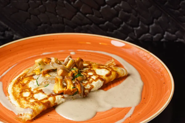 Fried kırmadan mantar plaka üzerinde 