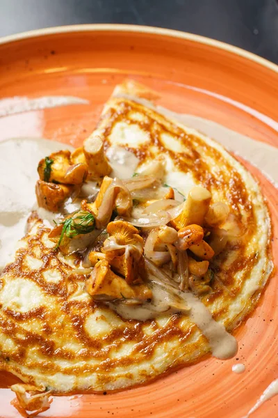 Fried omlette with mushrooms on plate — Stock Photo, Image