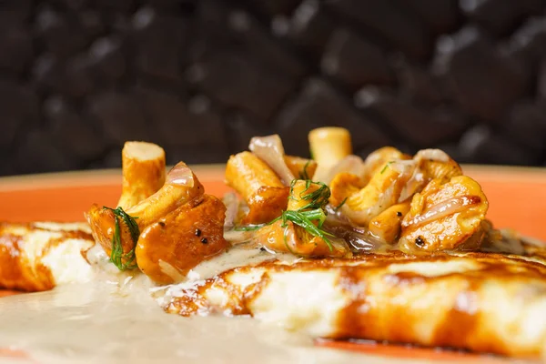 Fried kırmadan mantar plaka üzerinde 