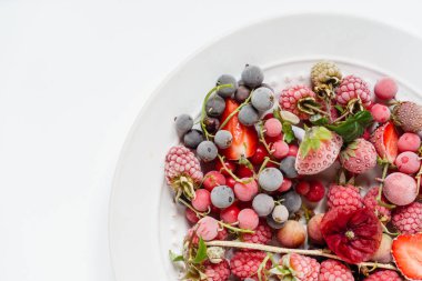 Dondurulmuş çilek plaka üzerinde