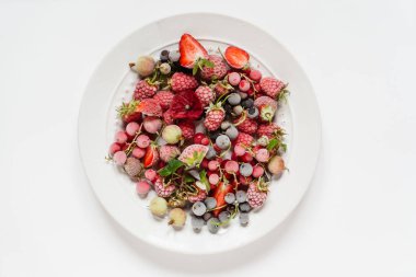 Dondurulmuş çilek plaka üzerinde