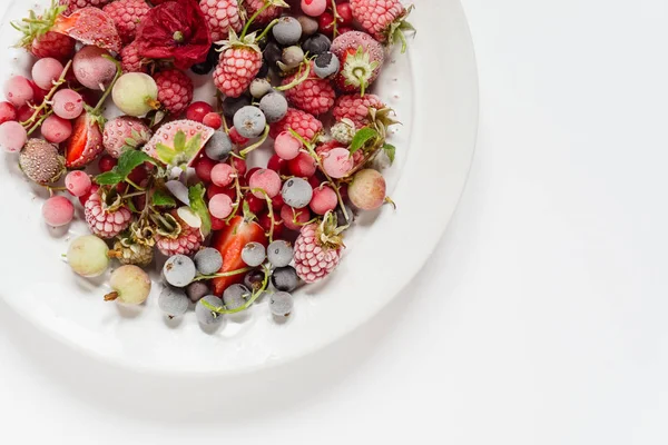 Dondurulmuş çilek plaka üzerinde