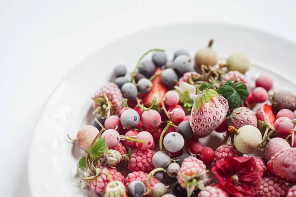 Dondurulmuş çilek plaka üzerinde