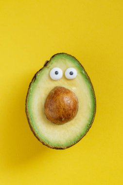 Beyaz gözlü komik avokado