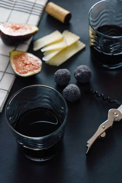 Rode wijn met kaas en gekonfijte vijgen — Stockfoto