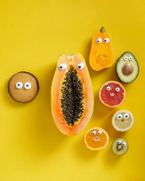Frukt, grönsaker och cookie med ögon — Stockfoto