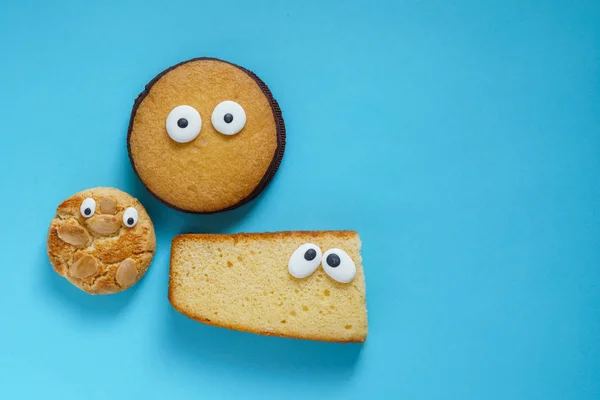 Galletas divertidas y pastel con ojos — Foto de Stock