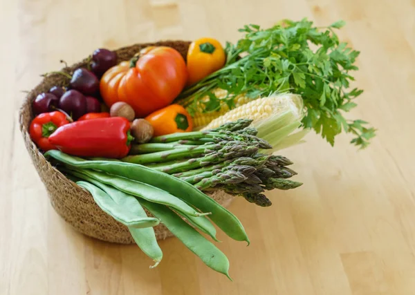 Legumes frescos em cesto — Fotografia de Stock