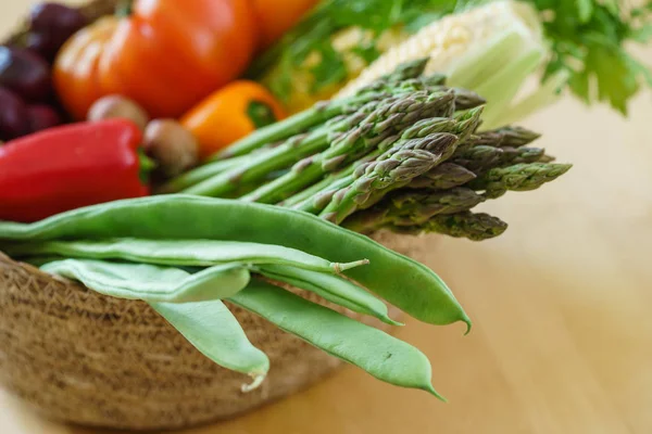 Legumes frescos em cesto — Fotografia de Stock