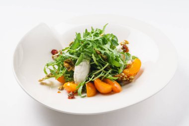 Kayısı ile taze salata