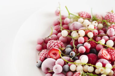 Dondurulmuş çilek plaka üzerinde 