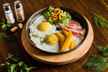 sahanda yumurta işaret ve sebze ile