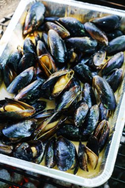 Kızarmış midye görünümünü