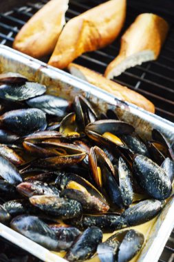 yeşil ile kızarmış midye görünümünü