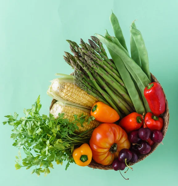 Sayuran segar dalam keranjang — Stok Foto