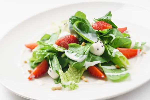 Fresh salad with strawberries — Stock Photo, Image