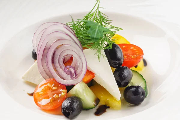 Griechischer Salat auf Teller — Stockfoto