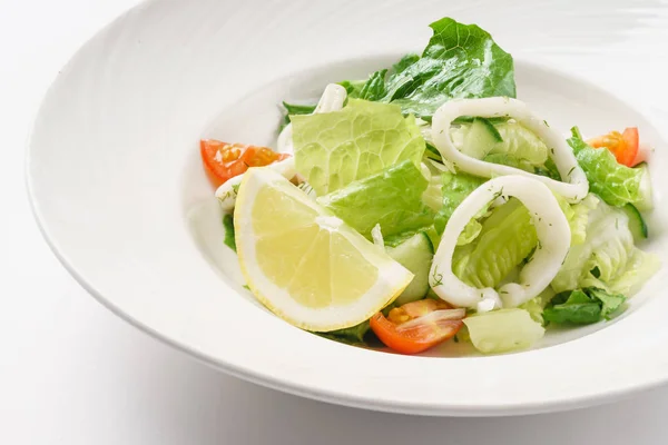 Insalata fresca con calamari — Foto Stock