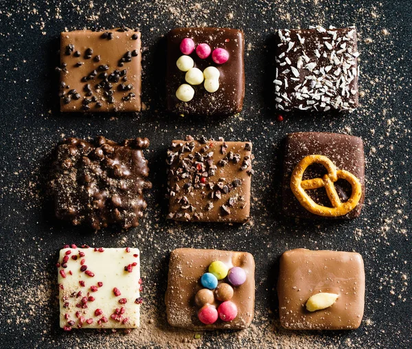 Biscotti al cioccolato su nero — Foto Stock