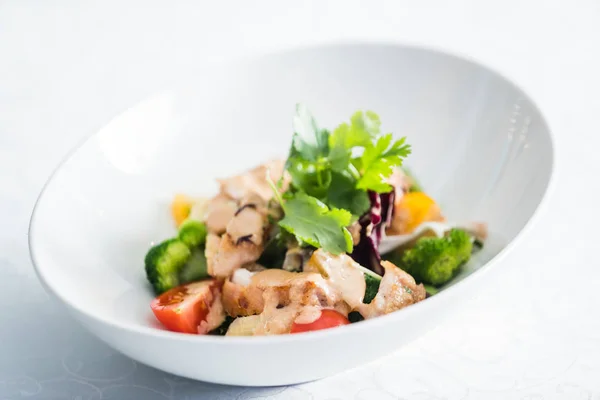 Kase ton balığı salatası — Stok fotoğraf