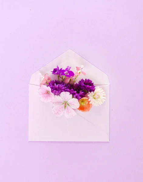 Belle composition de fleurs — Photo