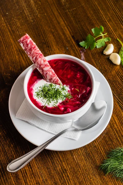Borsch yeşil ve ekşi krema ile