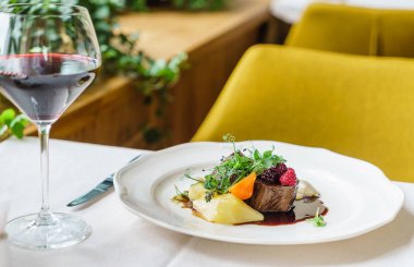 Böğürtlen soslu biftek.