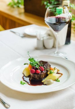 Böğürtlen soslu biftek.