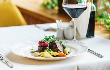 Böğürtlen soslu biftek.