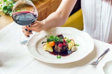 sığır eti Biftek yerken kadın 