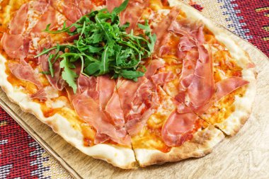 Pizza jambon ve roka ile