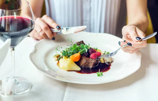 Woman eating beef steak — Stock Photo, Image