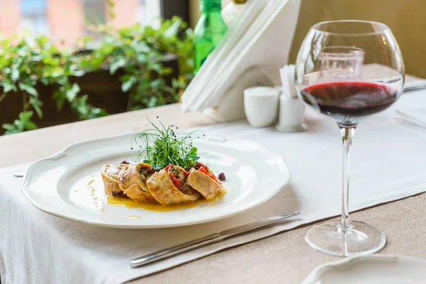 Pollo relleno con verduras asadas — Foto de Stock