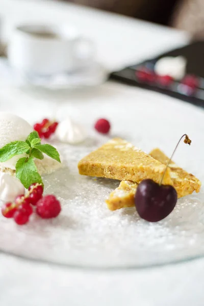 Dessert mit Beeren und Nüssen — Stockfoto