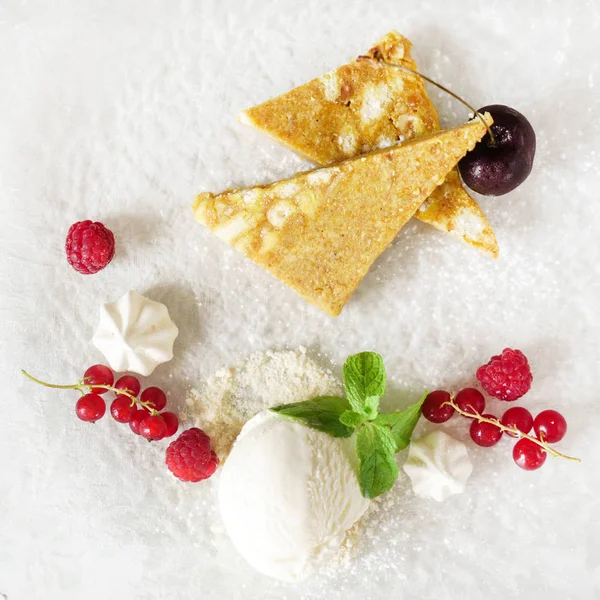 Postre con bayas y frutos secos —  Fotos de Stock